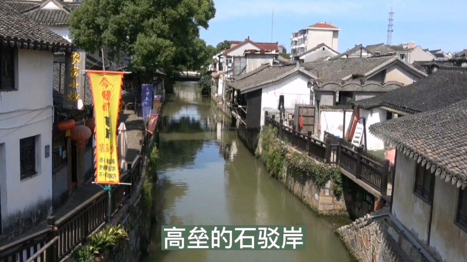 捧杯时刻队长劳塔罗捧起意超杯冠军奖杯